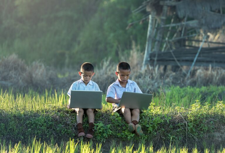 Les usages des technologies numériques : impacts sur l’éducation familiale et les interventions socio-éducatives